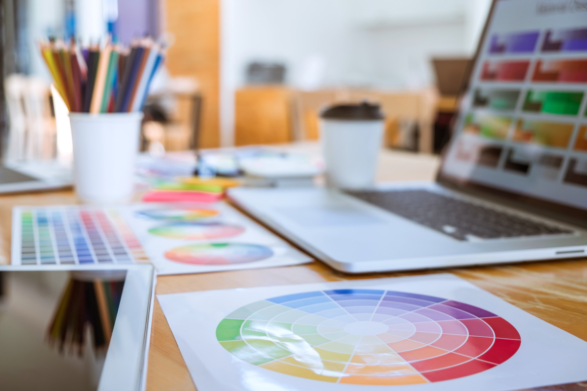 Mediendesign mit Farbmustern und Laptop